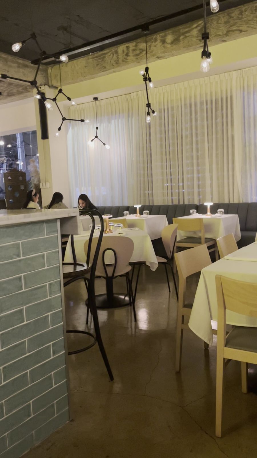 Restaurante — mesa servida, ambiente íntimo y convivial
